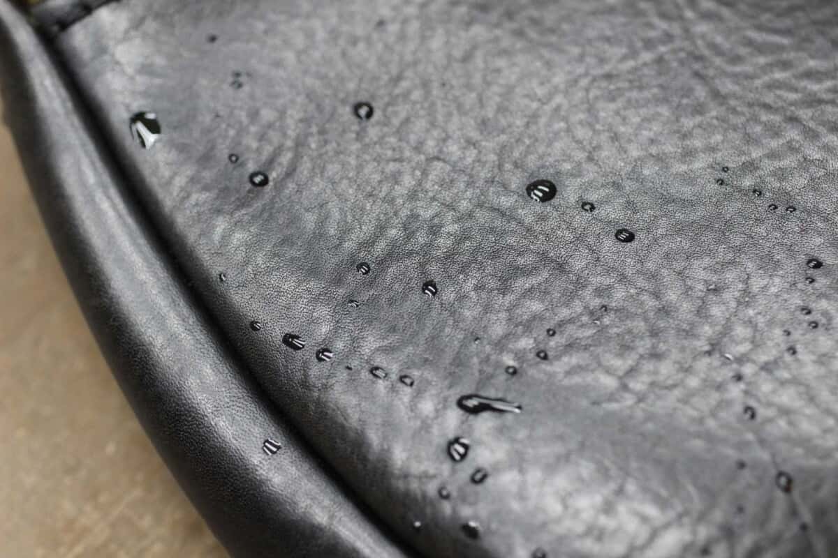 雨 水濡れ 革鞄