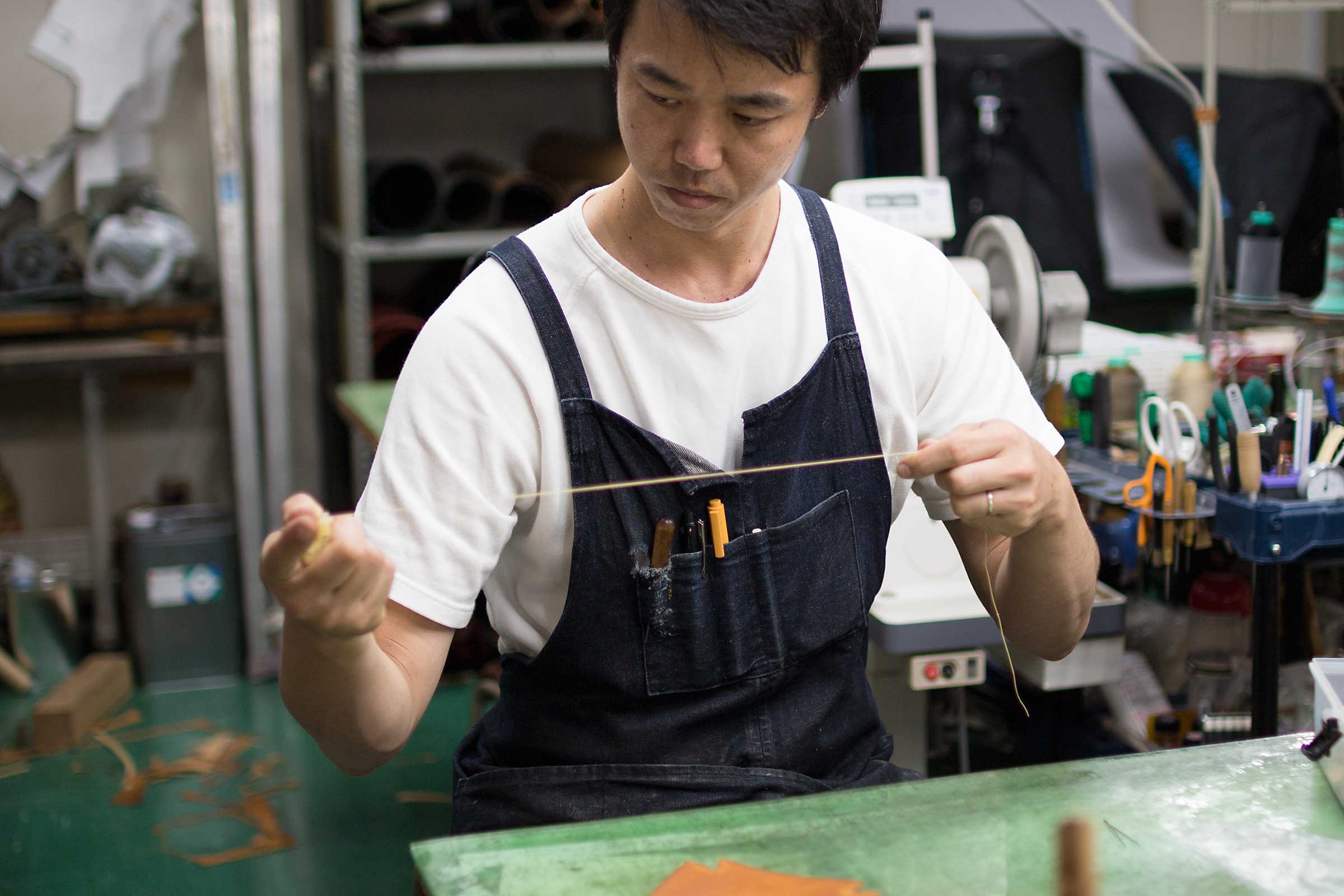 革トレイ　制作の様子　糸のロウ引き