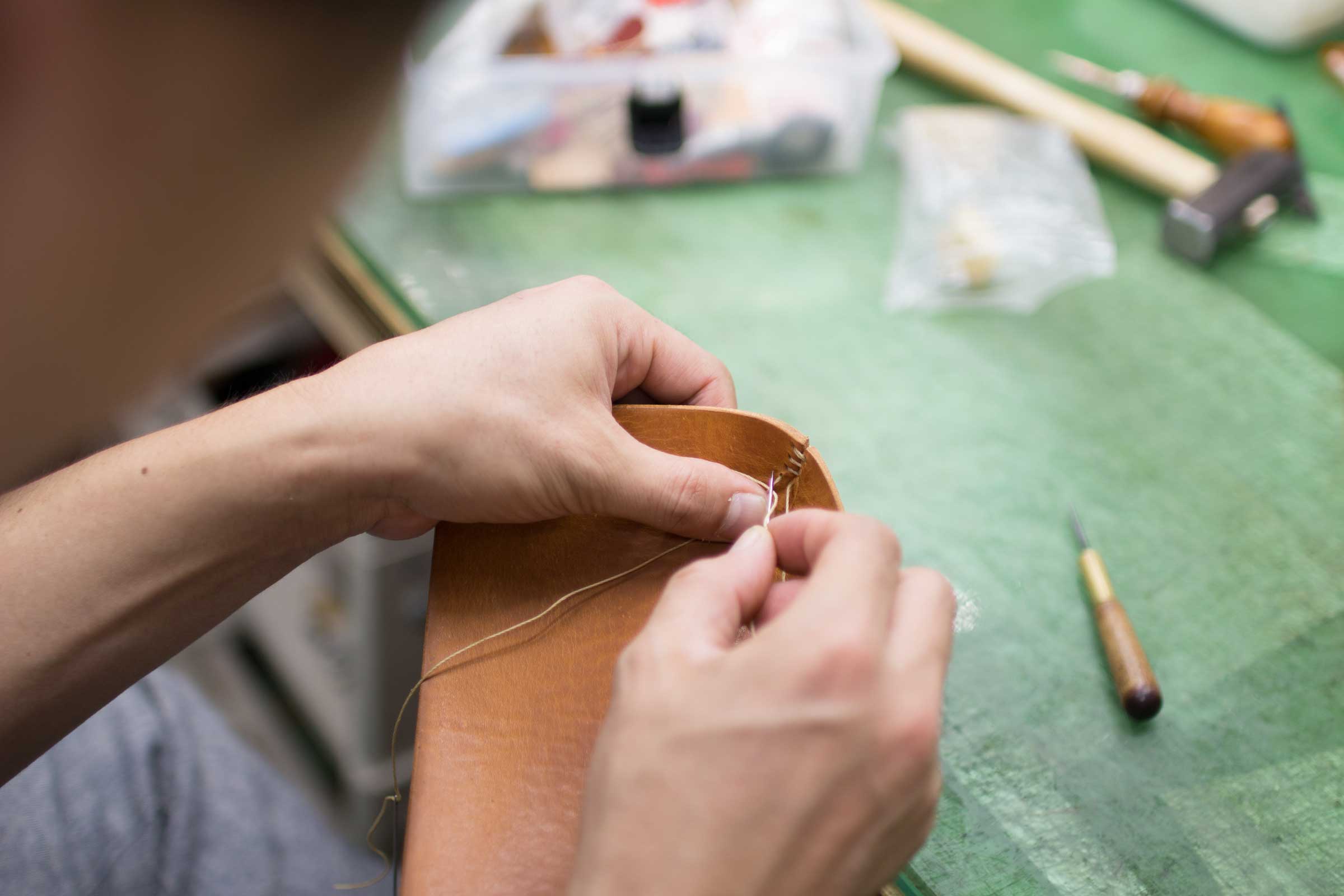 革トレイ　制作の様子　縫い