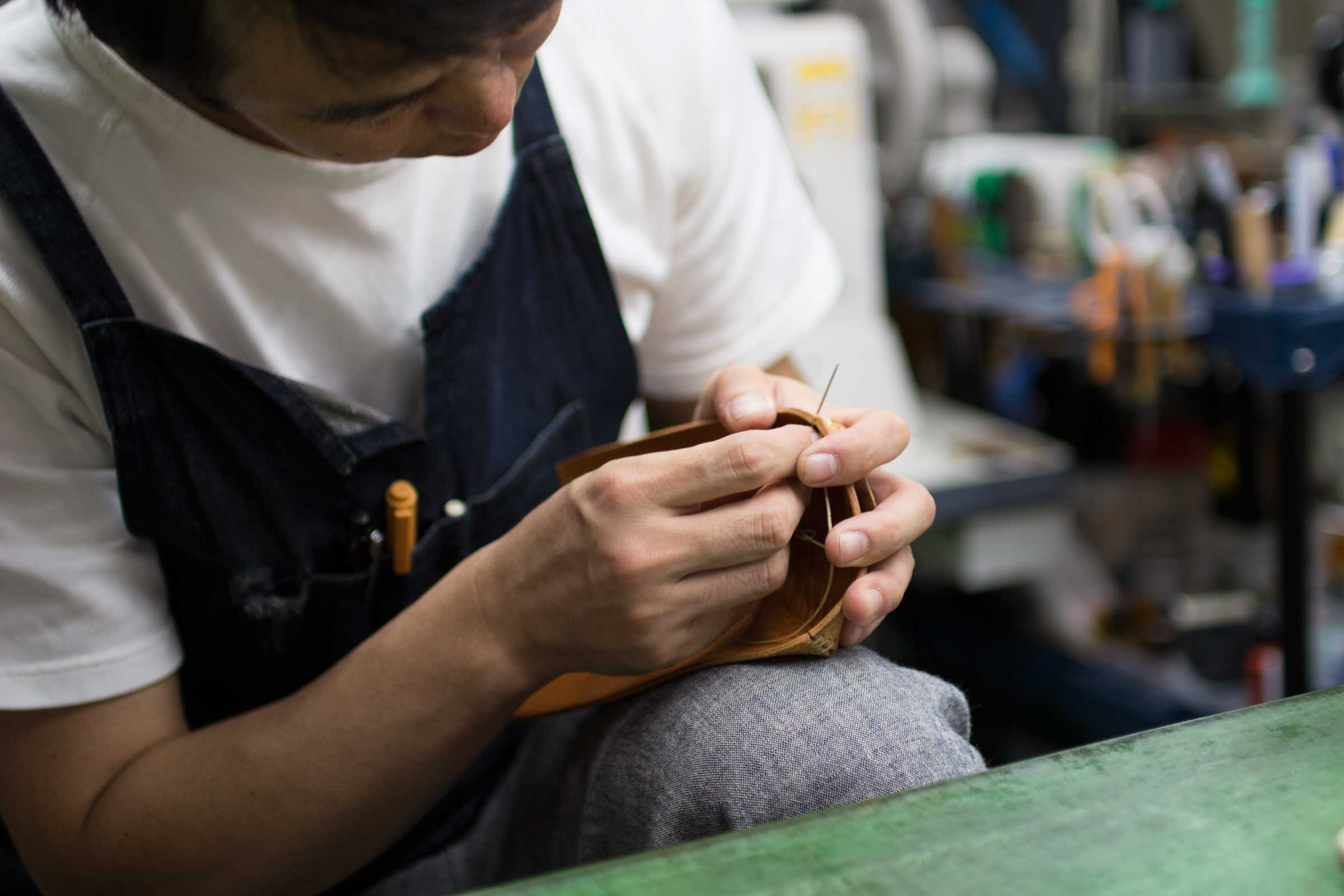 革トレイ　制作の様子　縫い
